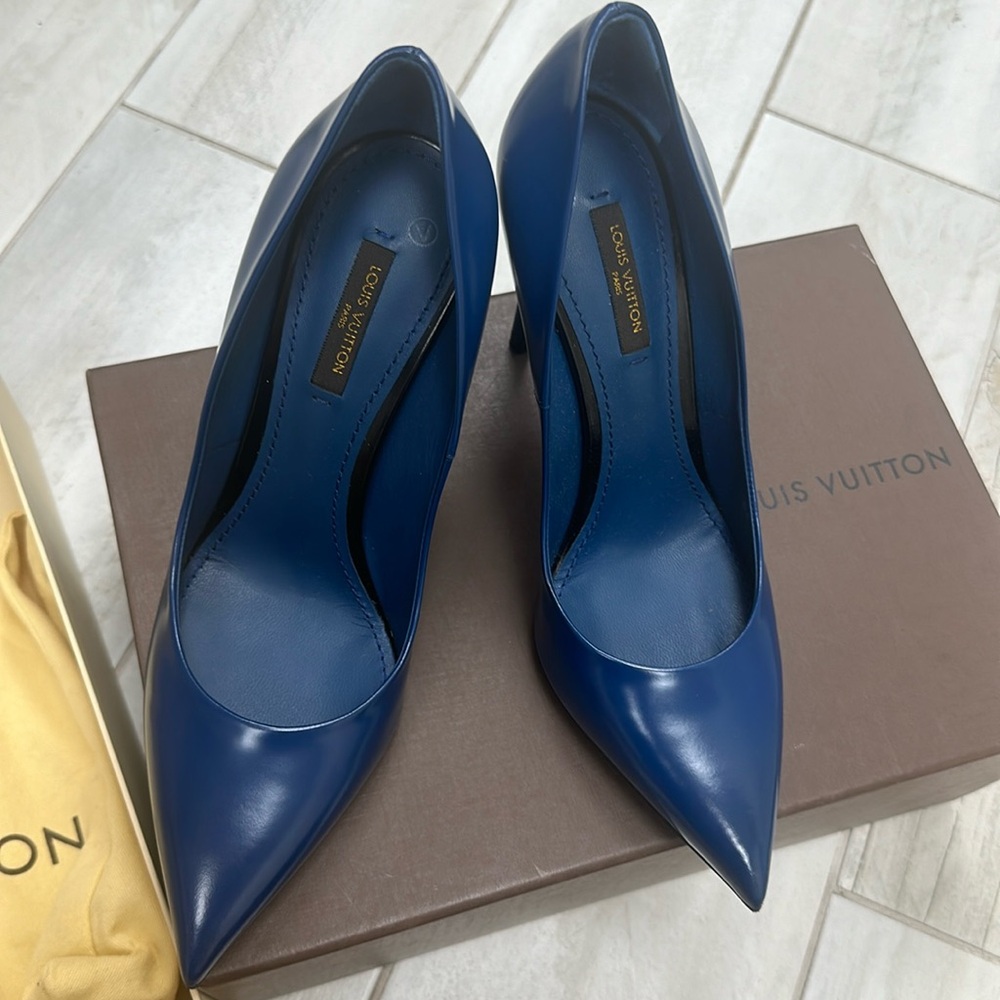 BRAND NEW, NEVER WORN Blue Louis Vuitton pumps , size 38 (US 8) heel 4.5…